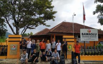 PEDULI SAMPAH, BAWASLU WONOGIRI GELAR JUMAT BERSIH