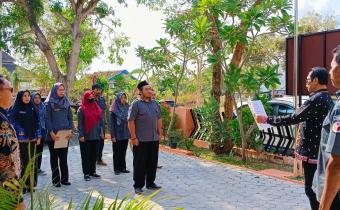 A. Joko Wuryanto selaku Ketua Bawaslu menjadi pembina upacara dalam memperingati hari Pahlawan 10 November