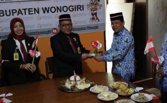 PERINGATI HUT RI KE 74, BAWASLU WONOGIRI GELAR UPACARA BENDERA DAN POTONG TUMPENG