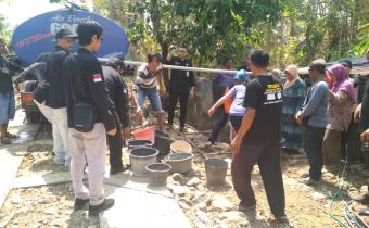 BAWASLU WONOGIRI PEDULI KEKERINGAN : SALURKAN 8 TANGKI AIR BERSIH DI KECAMATAN GIRIWOYO