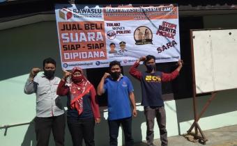 Serukan Pencegahan Politik Uang, Bawaslu Pasang Spanduk MMT sampai di tingkat Desa.