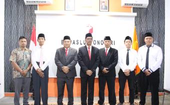 Lantik Tiga PAW Anggota Panwascam, A.Joko Wuryanto Beri Pesan : Bersiap Awasi Setiap Tahapan 