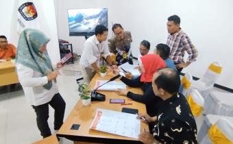 Slamet Mugiyono (tengah) mengawasi dan mencermati rancangan DCT di Kantor KPU