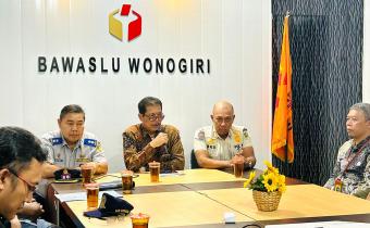 Ketua Bawaslu A. Joko Wuryanto Saat Memimpin Rapat Koordinasi Penertiban APK, Kamis (25/1)