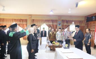 Ketua Bawaslu Kabupaten Wonogiri, Antonius Joko Wuryanto saat Mengambil Sumpah Janji Panwaslu Kecamatan
