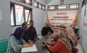 Ambar Endro S (Komisioner Bawaslu Kabupaten Wonogiri) Saat Melakukan Supervisi Objek Coklit di Kecamatan Selogiri