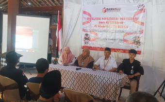 Anggota Bawaslu kabupaten Wonogiri, Ambar Endro S (kemeja putih) saat menjadi narasumber pada acara sosialisasi pengawasan partisipatif di kecamatan Sidoharjo