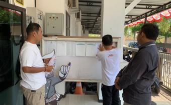 Anggota Bawaslu Wonogiri, Mayaris Kusdi, saat melakulan pengawasan melekat pengumuman pendaftaran pasangan calon Bupati dan Wakil Bupati di kantor KPU