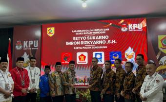 Pasangan Setyo Sukarno dan Imron Ryzkyarno saat Mendaftar Sebagai Pasangan Calon Bupati dan Wakil Bupati Wonogiri.