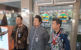 Wakil Direktur Umum dan Keuangan RSUD dr. Moewardi, dr. Ikhwan Hamzah saat Memberikan Keterangan Terkait Teknis Pemeriksaan kepada Awak Media.