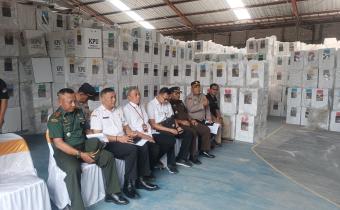 Anggota Bawaslu Wonogiri, Ambar (ketiga kiri) saat melakukan pengawasan persiapan gudang logistik Pemilihan 2024.