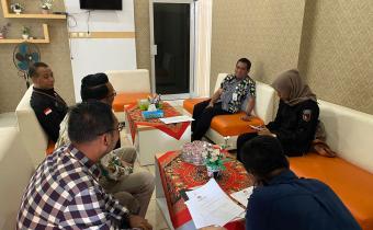 Kepala Sekolah SMA Negeri 2 Wonogiri Sumanto (batik hitam), saat menemui tim verfak dari KPU dan Bawaslu