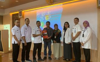 Markus (dua dari kiri), anggota Bawaslu Wonogiri dan Toto (kemeja kotak-kotak), anggota KPU Wonogiri saat menerima hasil MCU bakal paslon Bupati dan Wakil Bupati Wonogiri di RSUD dr. Moewardi.