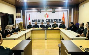 Plt. Kepala Sekretariat Bawaslu Provinsi Jawa Tengah, Tri Adiyanto Baay (baju batik)saat mempimpin rapat koordinasi di Bawaslu Wonogiri, Selasa(7-1-2025)