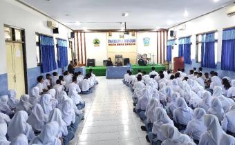 Markus Nugroho dari Bawaslu Kabupaten Wonogiri saat menyampaikan materi bertema ‘Demokrasi Sehat Ditinjau Prosesnya’ kepada siswa SMAN 1 Wonogiri dalam kegiatan Kokurikuler Lintas Disiplin Ilmu, Selasa (23/9/2025)