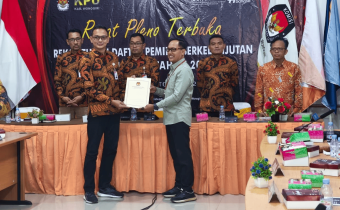 Anggota Bawaslu Kabupaten Wonogiri Menerima Berita Acara Rekapitulasi Daftar Pemilih Berkelanjutan Triwulan III Tahun 2025