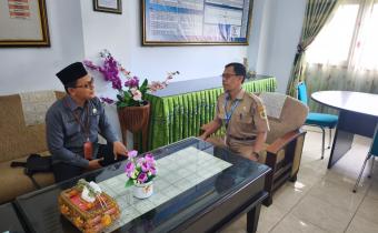 Anggota Bawaslu Wonogiri bersama dengan Kepala Sekolah SMPN 1 Wonogiri